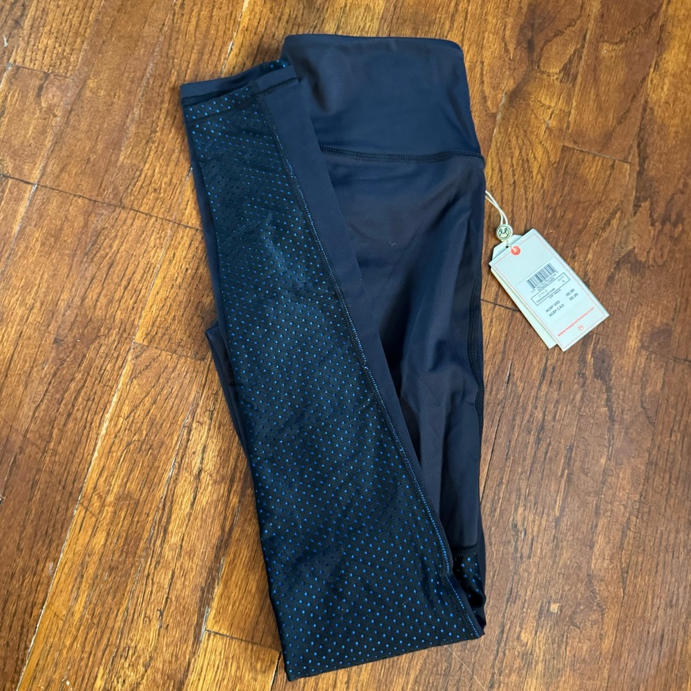 Maaji athletic leggings black with blue underlay on legs